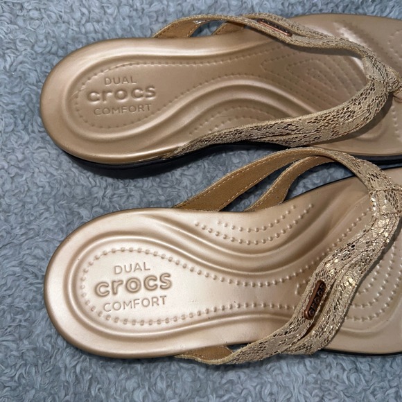 Crocs Sanrah Liquid Metallic Wedge Sandals Womens Size 9 Gold Snake Print 205478 - Picture 4 of 13